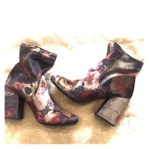 NEVER WORN Suede boots